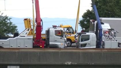 北陸道自動車道で大型トラックが道路工事の作業現場に突っ込む 作業員2人が死傷 トラック運転手は重傷　