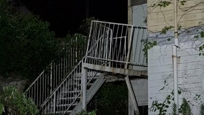 老朽化が原因か　アパート階段の踊り場が崩れ男性2人が4ｍ下に転落　1人は頭を強く打って死亡　建物の腐食状況を調べる