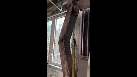 NY中心街で工事中のビルの柱が曲がり周囲に避難呼びかけ