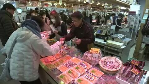 2025年もあと2日　年末年始の食材求め、秋田市の市場にぎわう　