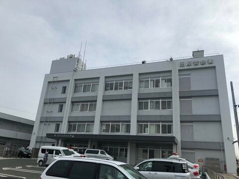 停車中のトラックに衝突…原付バイクで新聞配達をしていた60歳男性が死亡 トラックの女性運転手にケガなし