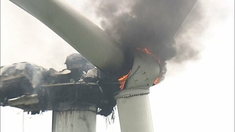 風力発電の風車が炎上　羽の付け根から火と黒煙　場所高くて放水届かず自然鎮火　出火原因を調査中 　鳥取・琴浦町