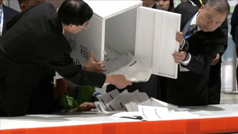 大規模火災めぐる政府への不信感高まる中で香港議会選挙　投票率は低水準　投票行かないよう呼びかけた11人逮捕
