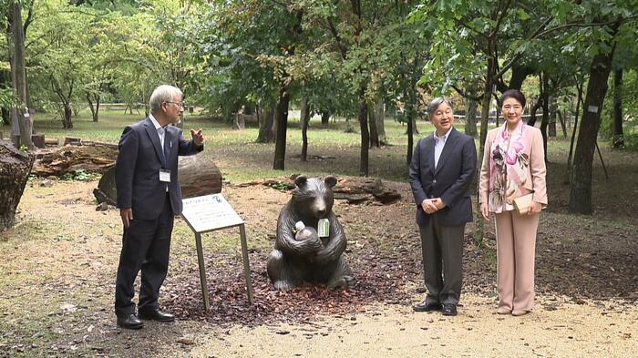 京都府立植物園「どんぐりの森」をご覧になる天皇皇后両陛下