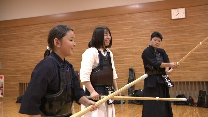 常に前向きな声をかける高島さんの指導は子供たちにも好評