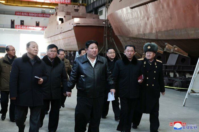 南浦造船所を視察する金総書記 2月2日朝鮮中央通信報道