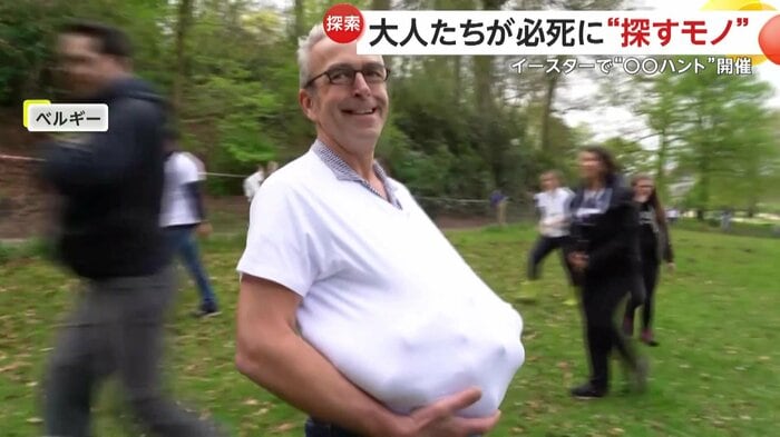 服いっぱいのビールを抱えて満足気な男性(Diego De Schuyter)