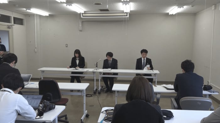 富山県による会見（28日）