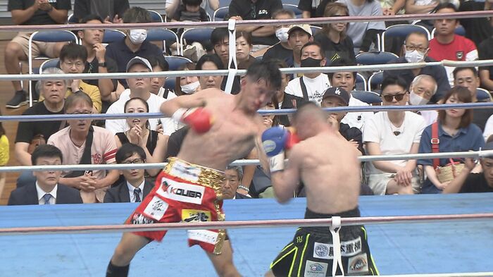 岡本選手の左アッパーが挑戦者の顔面にヒット