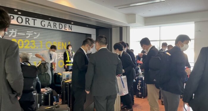 やむを得ず荷物を引き取り「一旦解散」