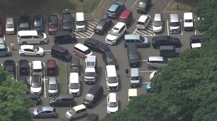 当時苫小牧市の高台にある緑ケ丘公園付近は駐車場が車であふれていた