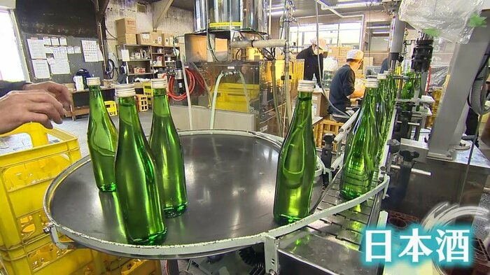 阿賀野市の「越つかの酒造」で次々と瓶詰めされていく日本酒