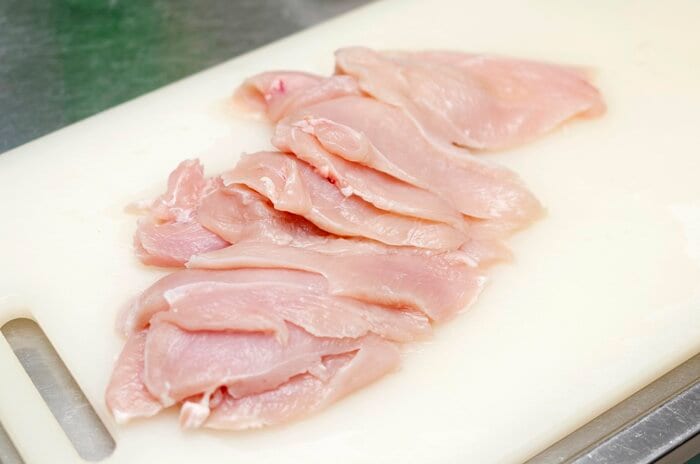 生肉にはさまざまな菌が付着している(画像はイメージ)