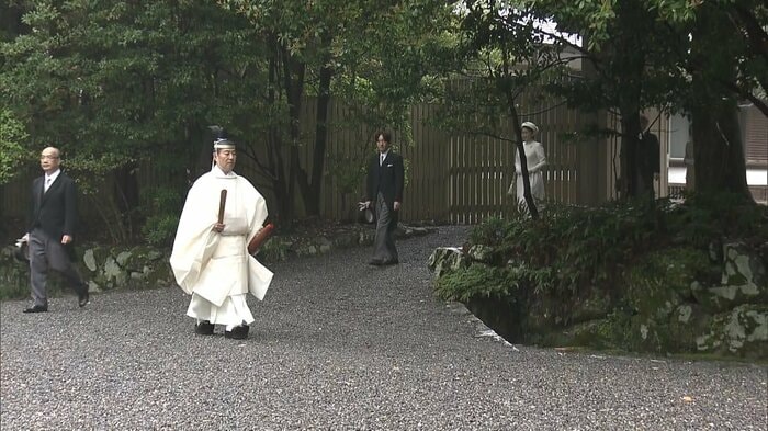 行在所を出られる秋篠宮ご夫妻(21日)