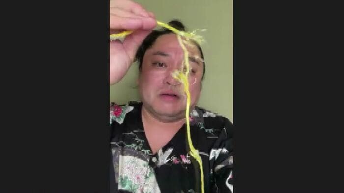 綱引きに参加した北見市出身の俳優・室田真宏さんが、ちぎれた綱の一部を見せてくれた