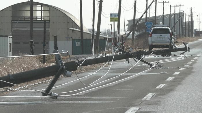 電柱が根元から倒れる被害も