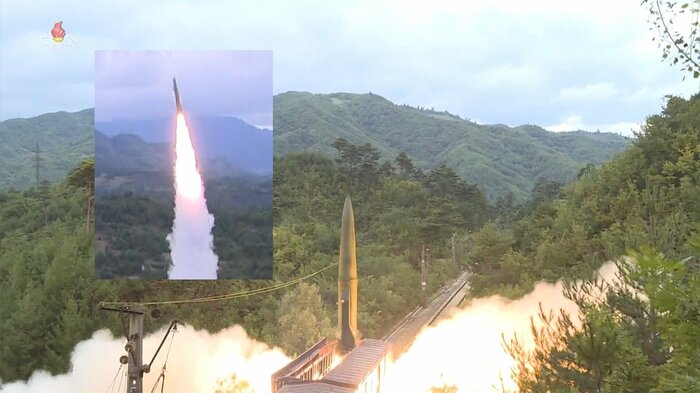 “鉄道発射弾道ミサイル”の発射。上昇後直ちに急激に機動。(朝鮮中央テレビ・2021年9月16日)