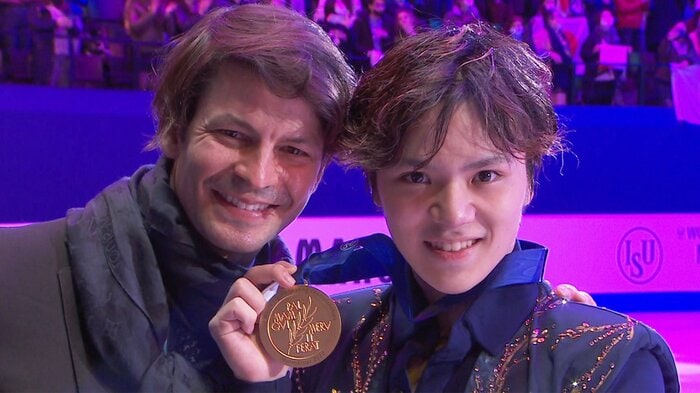 ランビエールコーチと笑顔でメダルを掲げる宇野(2022年世界選手権)