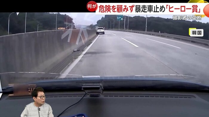 分離帯に衝突を繰り返す白い車(提供:ハンムンチョルTV)
