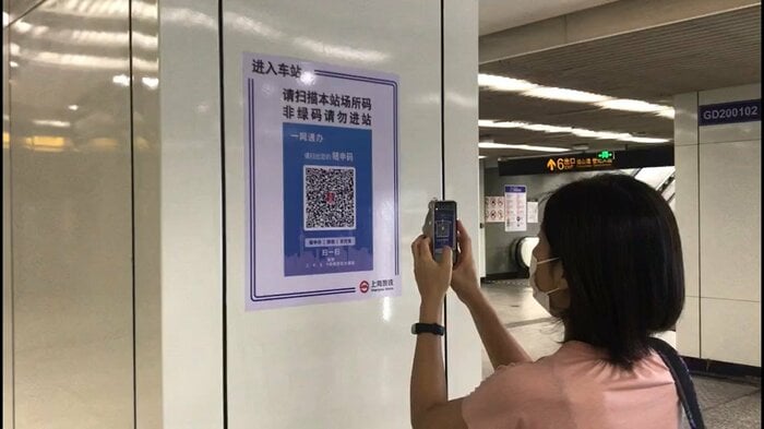 地下鉄の駅構内に設置されたQRコード