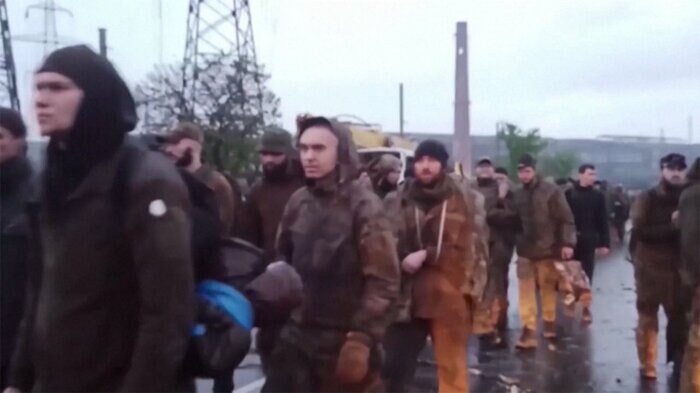 マリウポリで投降する兵士とされる映像(19日公開)