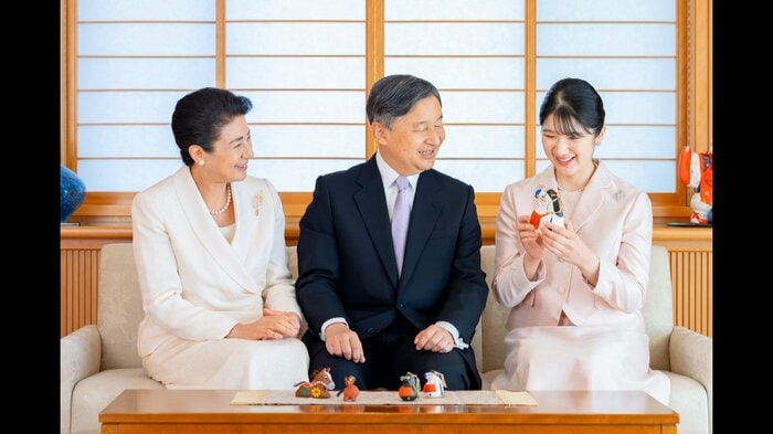 愛子さまは富山県の「紙塑人形」を眺めながら