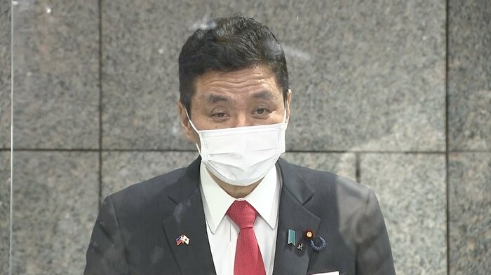 会談後、記者会見に臨む岸防衛相
