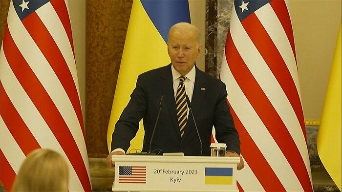 バイデン大統領は会見で「アメリカはウクライナとともに立つ」と支援の継続を強調