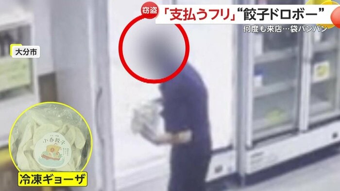 冷凍庫から餃子を取り出す男（提供：小春餃子）