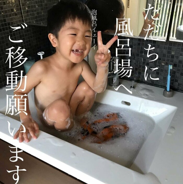 洗面台の中でハンドソープを全部使い切って泡風呂に(提供:eri___025さん)