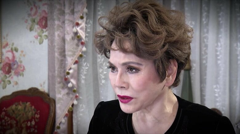 飼い犬の死めぐり病院に不満も…「デヴィ夫人」が仲裁入った元マネージャーへの暴行疑いで書類送検　事務所は否定コメント｜FNNプライムオンライン