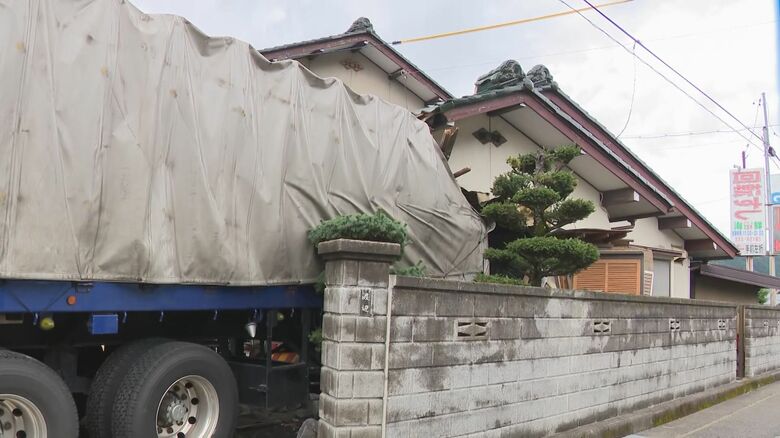 運転席が室内にめり込むように…トレーラーが国道沿いの住宅に突っ込み運転手ケガ 家にいた親子2人は無事｜FNNプライムオンライン