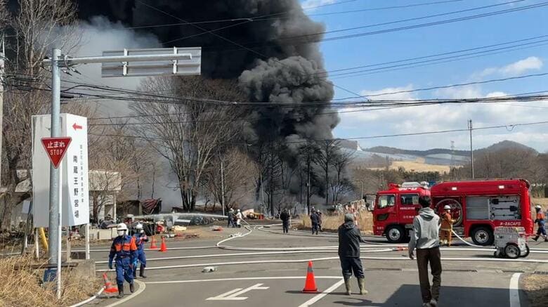 【速報】激しい黒煙が立ち上る…白石市で住宅とスクラップが焼ける火事　鎮火に至らず〈宮城〉｜FNNプライムオンライン