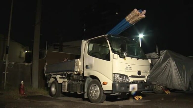 荷台からはみだした水道管が対向車に…運転していた女性にケガさせた無免許運転の男を逮捕 「免許を取る金を稼ぐため運転」｜FNNプライムオンライン