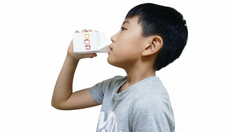 新開発の給食の牛乳パックはストロー不要！「ストローレス」でペットボトル50万本分“脱プラスチック”へ