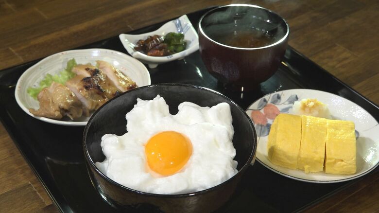 卵の旨み爆発！黄身とメレンゲで作る進化系卵かけご飯に長蛇の列 鈴鹿の養鶏農家の卵カフェ｜FNNプライムオンライン