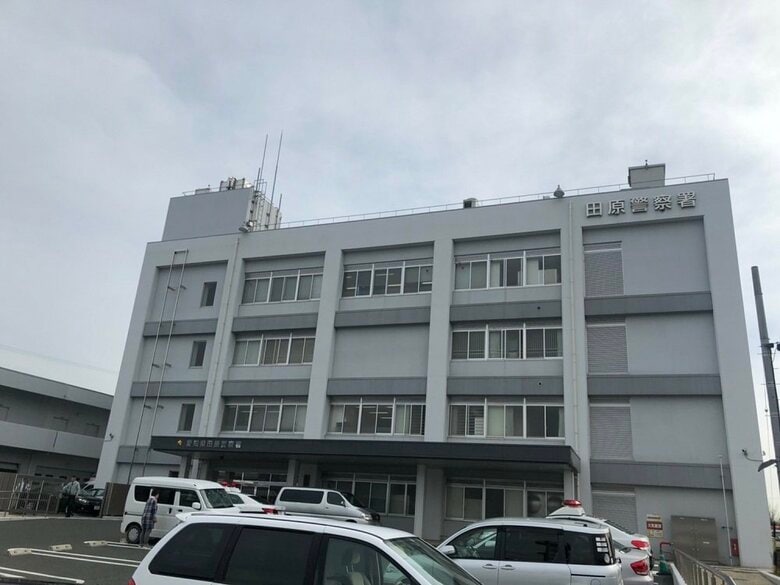 停車中のトラックに衝突…原付バイクで新聞配達をしていた60歳男性が死亡 トラックの女性運転手にケガなし｜FNNプライムオンライン