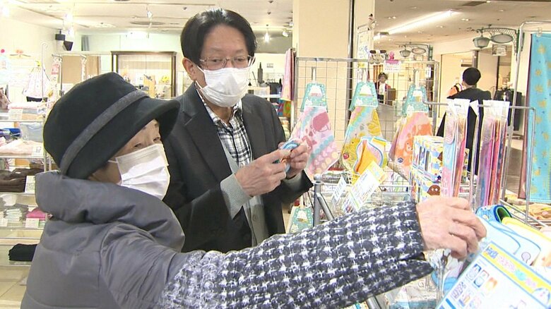 【西堀ローサ全店撤退へ】常連客に別れ告げる“タオル専門店” 街の衰退に伴い売り上げ減少も…息子とともに店舗継続へ「移転しても変わらずに」新潟｜FNNプライムオンライン