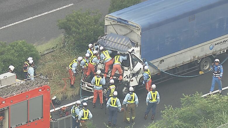 東名高速で“玉突き事故” 大型トラックが中型トラックに追突され弾みで前の乗用車へ 中型を運転の男性が死亡｜FNNプライムオンライン