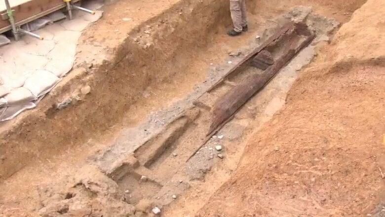 古墳から奇跡「木製の棺」　類を見ない保存状態　埋葬された人物は…　国内最大円形古墳「富雄丸山古墳」から出土｜FNNプライムオンライン