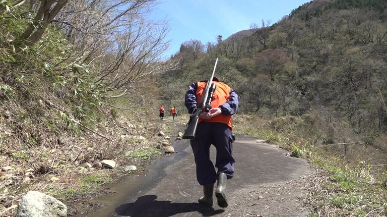 「あと何年できるんや」ベテラン猟師の叫び クマ大量出没で増す猟友会の負担「一から十までおんぶに抱っこでは…」|FNNプライムオンライン