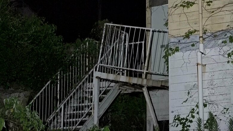 老朽化が原因か　アパート階段の踊り場が崩れ男性2人が4ｍ下に転落　1人は頭を強く打って死亡　建物の腐食状況を調べる｜FNNプライムオンライン