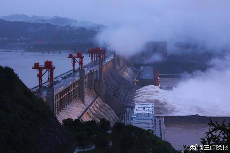 三峡ダムの水位は上昇を続ける(ウェイボより)