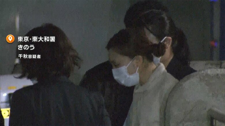 東大和署を出る渋谷千秋容疑者(43)(7日夜)