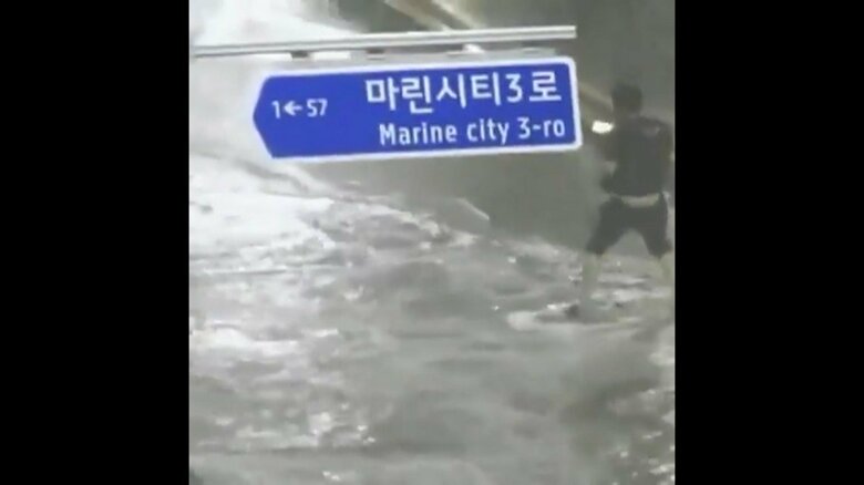 自撮り棒につけたカメラに向かって話すユーチューバー(韓国・釜山市 9月5日午後11時ごろ SNSより)