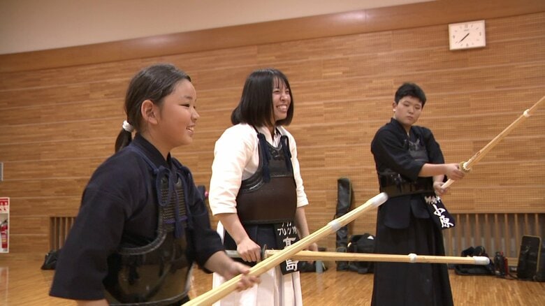 常に前向きな声をかける高島さんの指導は子供たちにも好評