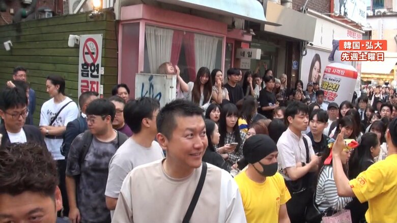 オープン初日　列の先が見えないほどの行列が