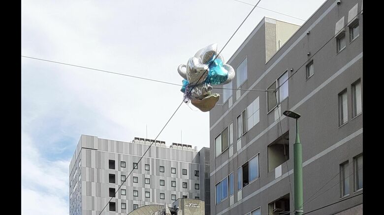 電線の設備に引っかかってしまったバルーン（提供:札幌市交通事業振興公社）