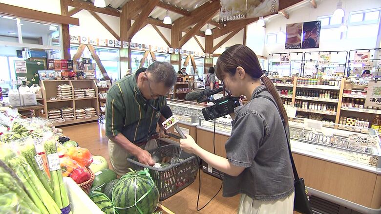 取材交渉をするディレクター