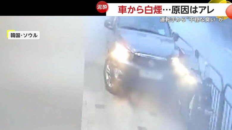 タイヤが空回りするものの身動きが取れなくなってしまった黒い車